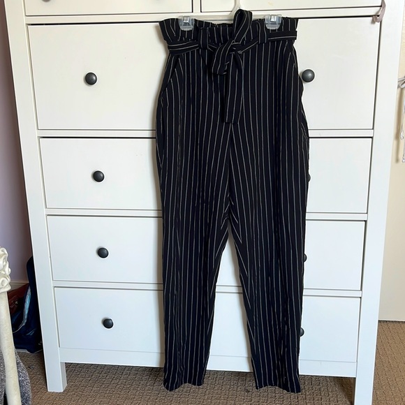 Pinstripe loose leg dress pants with waist tie and zipper size medium/large - Picture 1 of 2